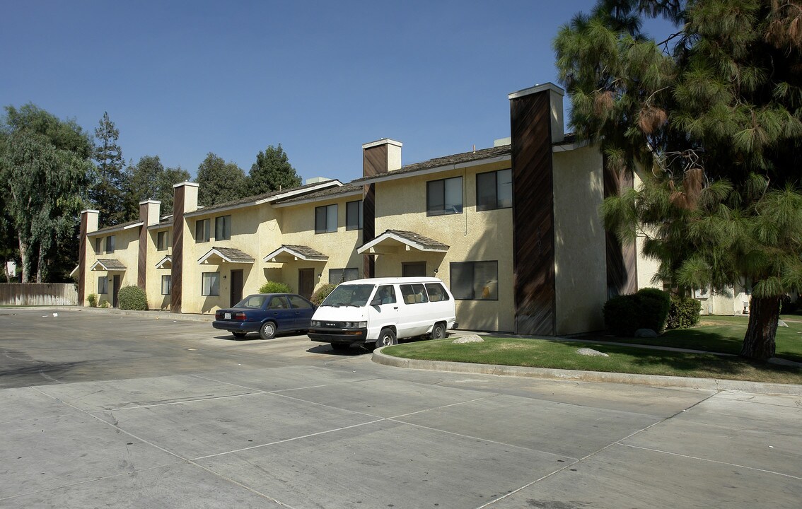 6305 Castleford St in Bakersfield, CA - Foto de edificio