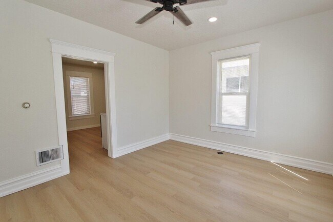 311 N Commercial Ave