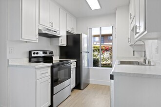 Valle at 9061 Kenwood in Spring Valley, CA - Building Photo - Building Photo