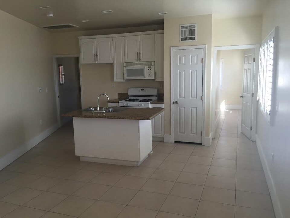8235 San Fernando Rd, Unit 8235 #1 in Sun Valley, CA - Foto de edificio