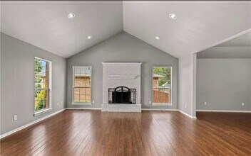 215 Bluff Dr in Lowell, AR - Building Photo - Building Photo