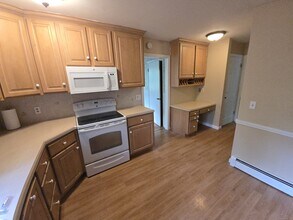 10 Nutmeg Dr in Ledyard, CT - Building Photo - Building Photo