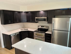 122 Greenbrier Dr in Radford, VA - Building Photo - Building Photo