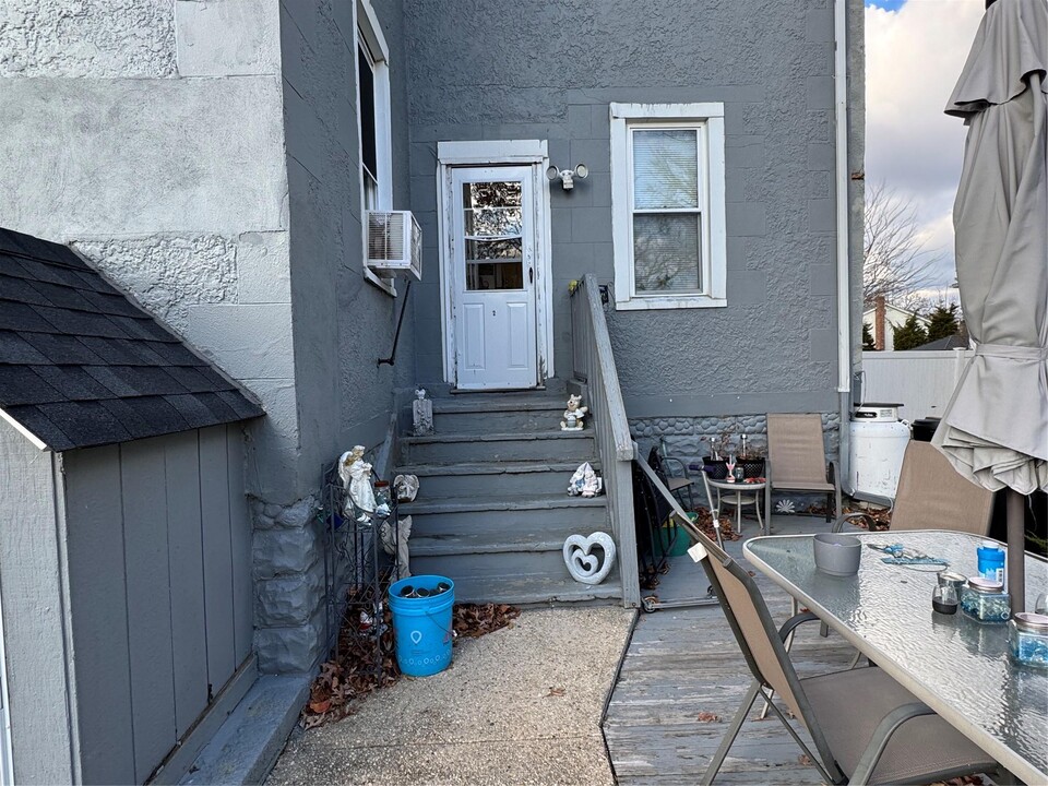 442 S 13th St in Lindenhurst, NY - Building Photo