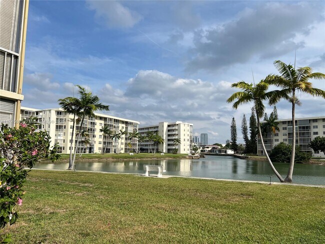 2851 Leonard Dr in Aventura, FL - Building Photo - Building Photo