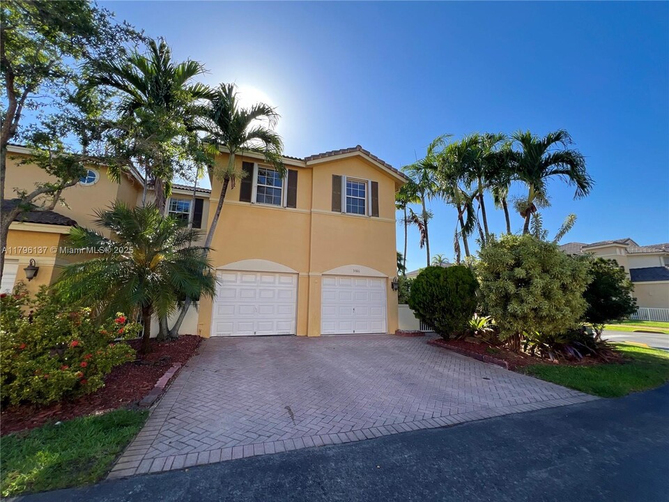 5486 NW 112th Path in Doral, FL - Building Photo