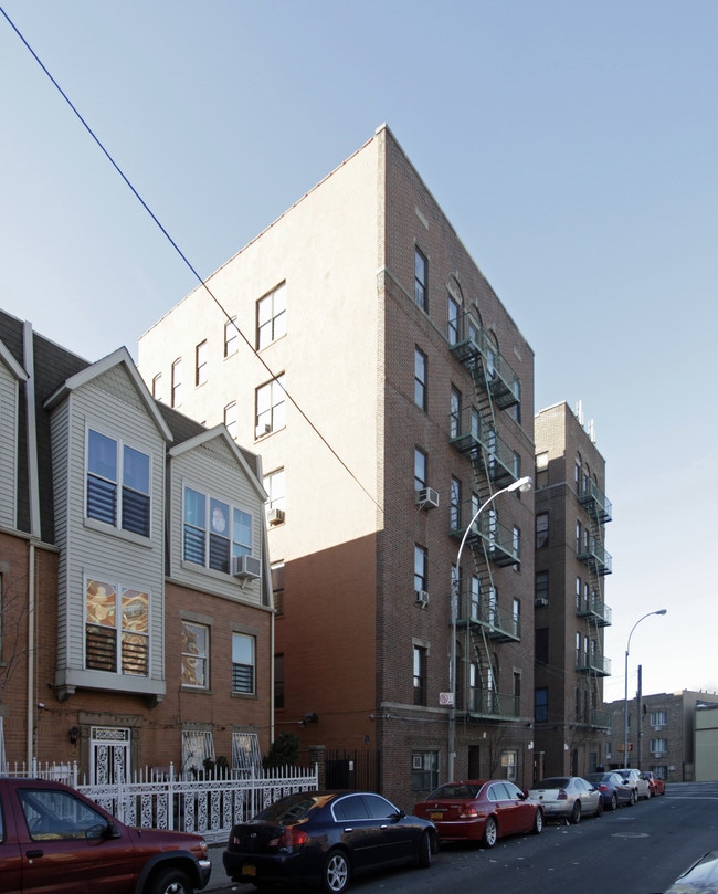 576 E 165th St in Bronx, NY - Building Photo - Building Photo