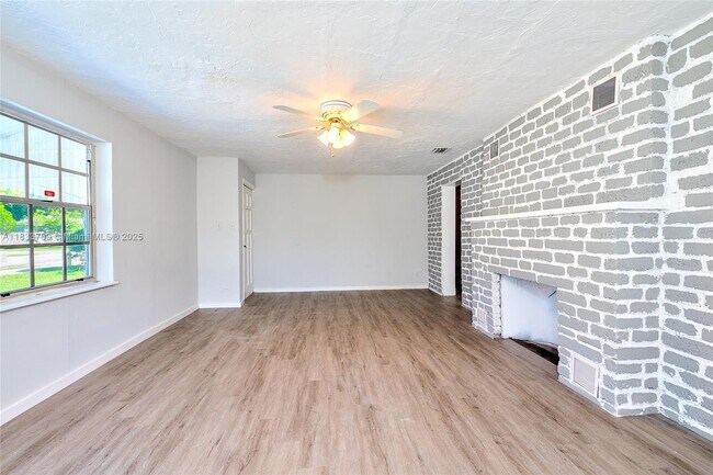 6130 SW 32nd St in Miramar, FL - Building Photo - Building Photo
