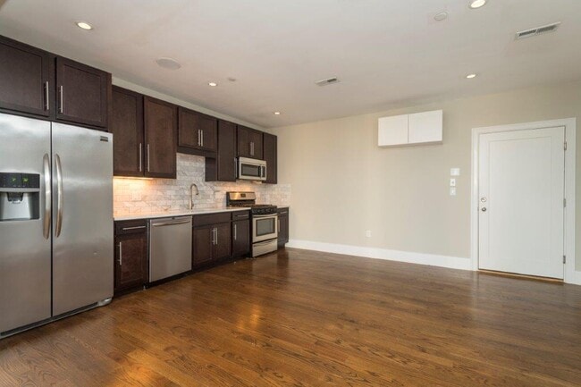 289 D St, Unit 1 in Boston, MA - Foto de edificio - Building Photo