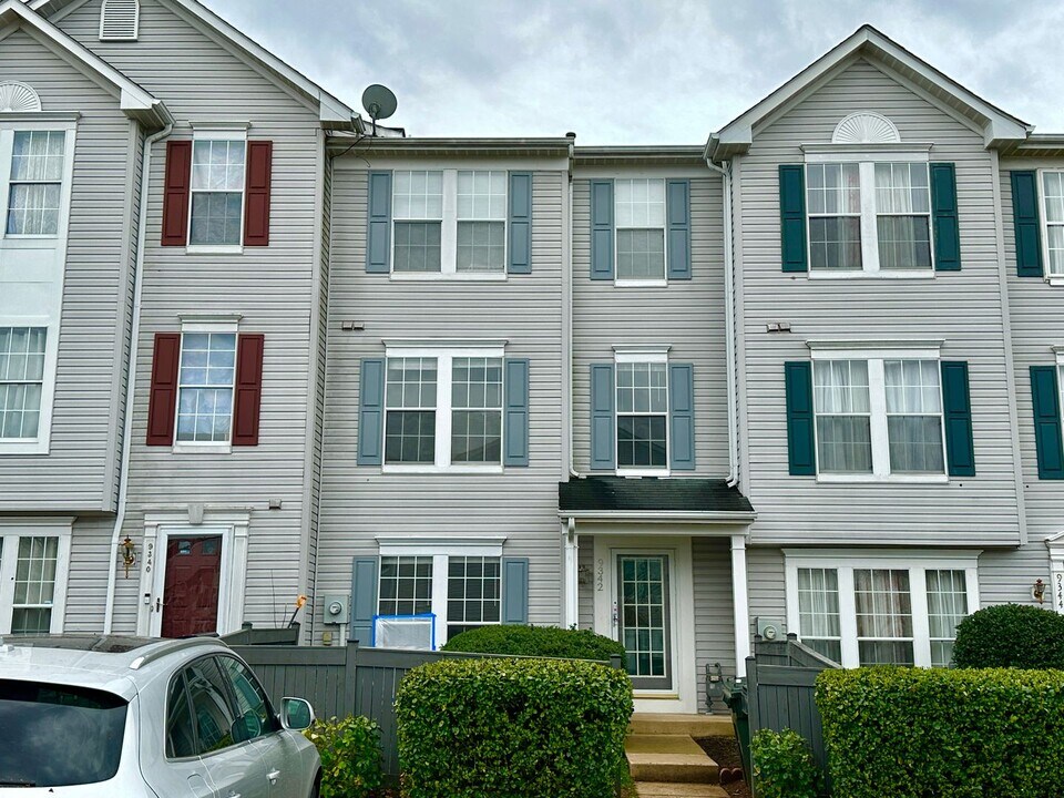 9342 Witch Hazel Way in Manassas, VA - Building Photo