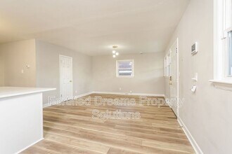 1615 Eastwood Ave in Greensboro, NC - Foto de edificio - Building Photo