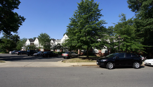 Virginia Gardens Apartments in Arlington, VA - Building Photo - Building Photo