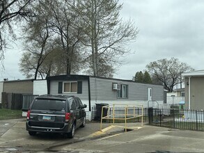 725 S 12th St in Bismarck, ND - Building Photo - Building Photo
