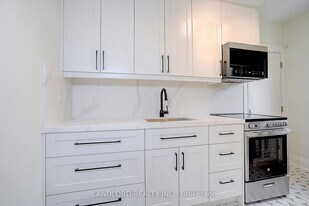 2520 Bloor St W in Toronto, ON - Building Photo
