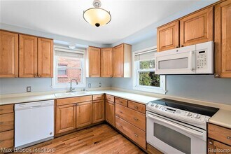 1079 Larkmoor Blvd in Berkley, MI - Building Photo - Building Photo