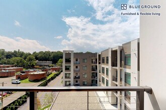 240 E Shore Rd in Great Neck, NY - Building Photo - Building Photo