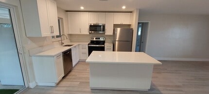 1235 SW 13th Cir, Unit West in Fort Lauderdale, FL - Building Photo - Building Photo