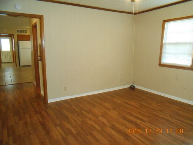 523 E 4th St in Hoisington, KS - Building Photo - Building Photo