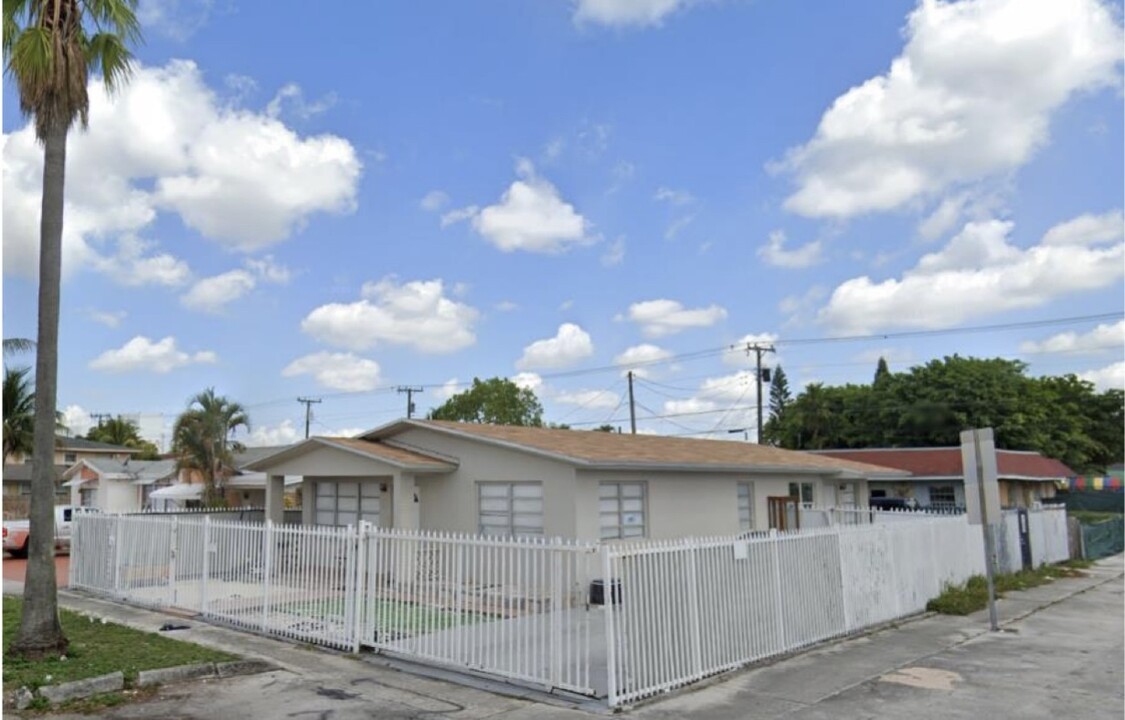 101 W 10th St in Hialeah, FL - Building Photo