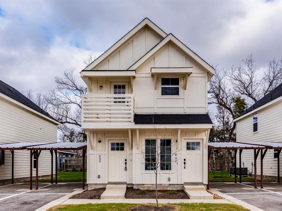 2002 W 2nd St in Taylor, TX - Building Photo