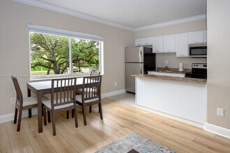 1 Edgewater Dr in Coral Gables, FL - Building Photo - Building Photo