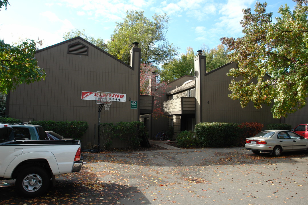 3-4 Klondike Ct in Chico, CA - Foto de edificio