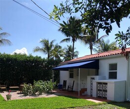 51 Montilla Ave in Coral Gables, FL - Foto de edificio - Building Photo