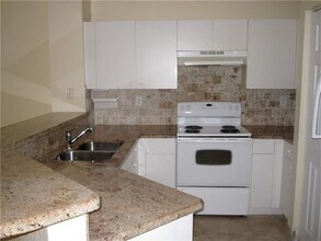 571 Princess Dr in Margate, FL - Foto de edificio - Building Photo