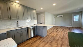 27 Southridge Dr in Glen Cove, NY - Building Photo