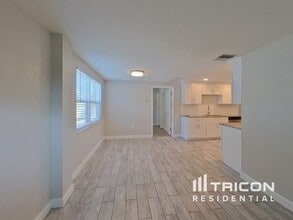4460 49th Ave N in St. Petersburg, FL - Building Photo - Building Photo