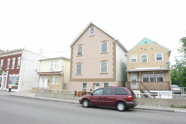 106 Washington St in Perth Amboy, NJ - Foto de edificio - Building Photo