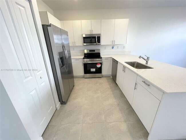 12851 SW 232nd Ln in Princeton, FL - Foto de edificio - Building Photo
