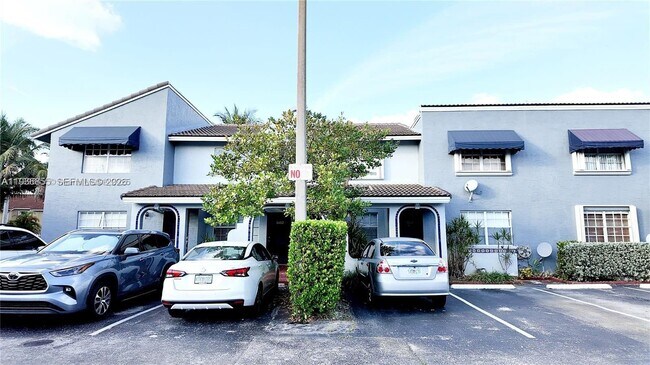 6960 NW 173rd Dr in Hialeah, FL - Building Photo - Building Photo