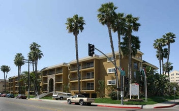 Cliffbridge Manor in San Diego, CA - Foto de edificio - Building Photo