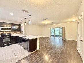 9826 Hound Chase Dr in Gibsonton, FL - Building Photo - Building Photo