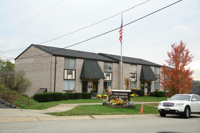 Stonehenge Apartments in Natrona Heights, PA - Foto de edificio - Building Photo