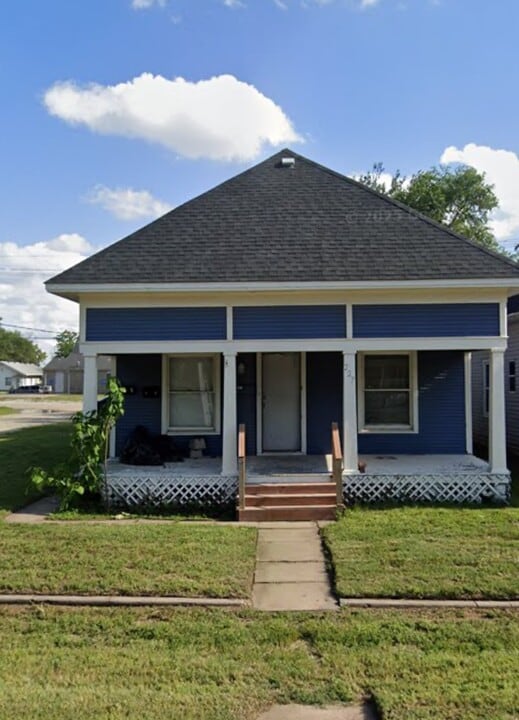 227 W 8th Ave in Hutchinson, KS - Building Photo