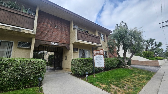 18312 Collins St in Los Angeles, CA - Building Photo - Building Photo
