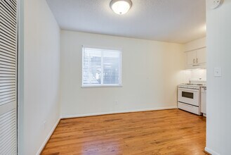 4012 Oak St, Unit 64111 in Kansas City, MO - Foto de edificio - Building Photo
