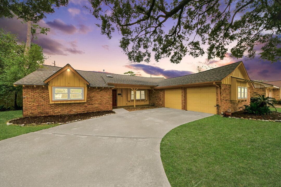 10514 Haddington Dr in Houston, TX - Building Photo