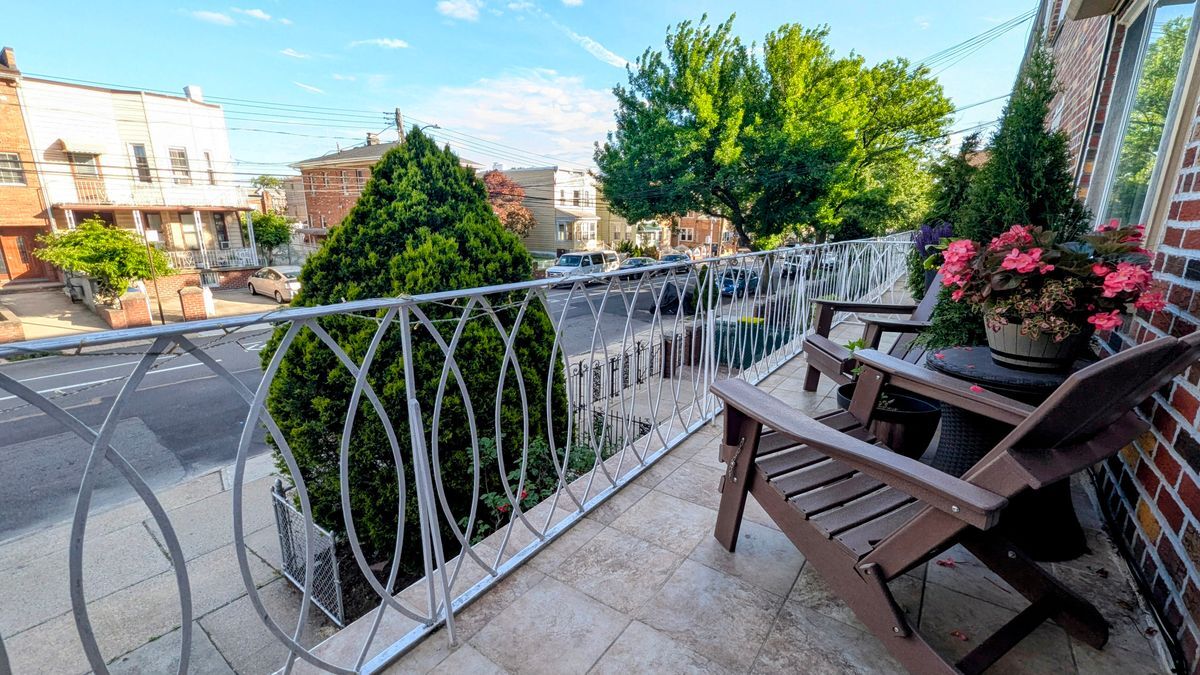 21-32 43rd Street in Queens, NY - Building Photo