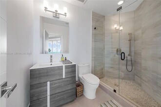 700 NE 25th St, Unit 1502 in Miami, FL - Foto de edificio - Building Photo