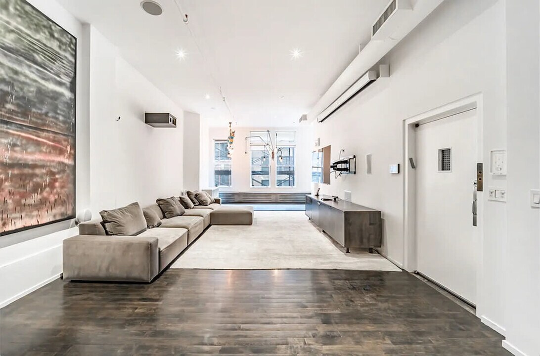 20 E 17th St in New York, NY - Building Photo