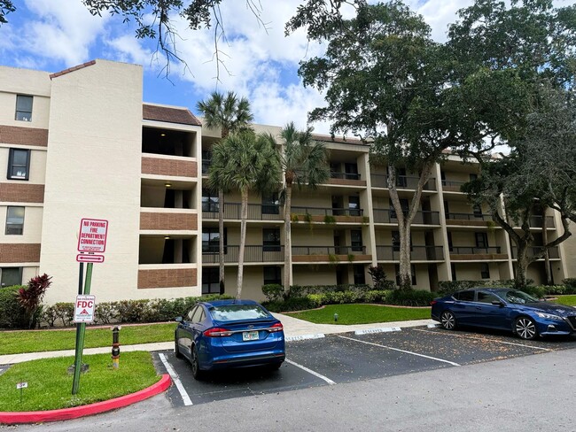 100 NW 76th Ave, Unit 201 in Plantation, FL - Foto de edificio - Building Photo