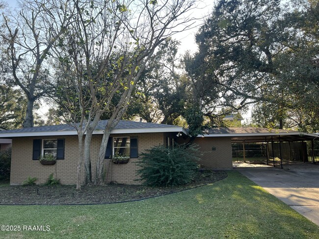 220 Marilyn Dr in Lafayette, LA - Foto de edificio - Building Photo