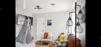 2001 N 61st Ave in Pensacola, FL - Foto de edificio - Building Photo