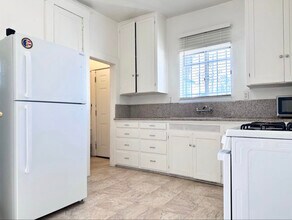 1016 W 108th St in Los Angeles, CA - Building Photo - Building Photo