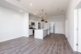 2250 W Lawrence Ave, Unit 402 in Chicago, IL - Building Photo - Building Photo