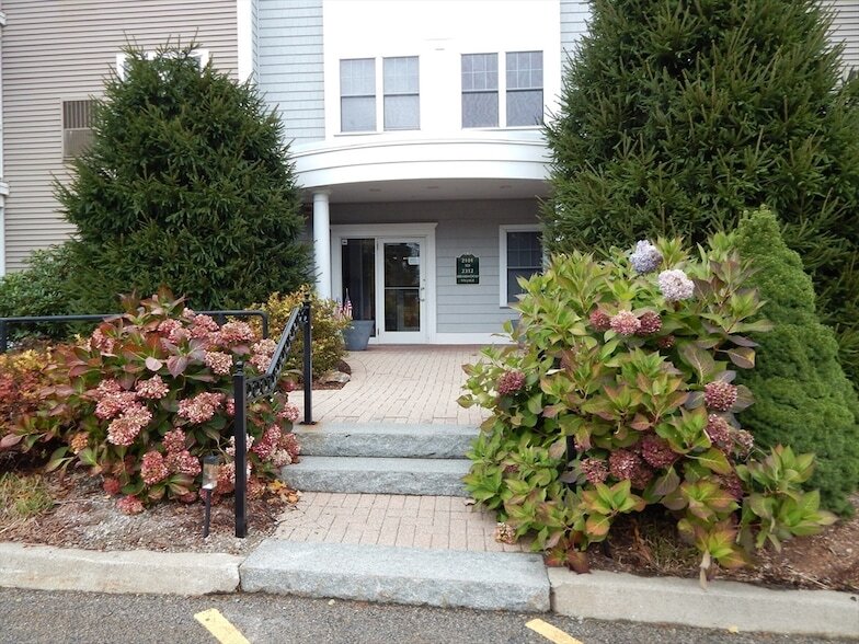 2105 Briarwood Village in Clinton, MA - Building Photo