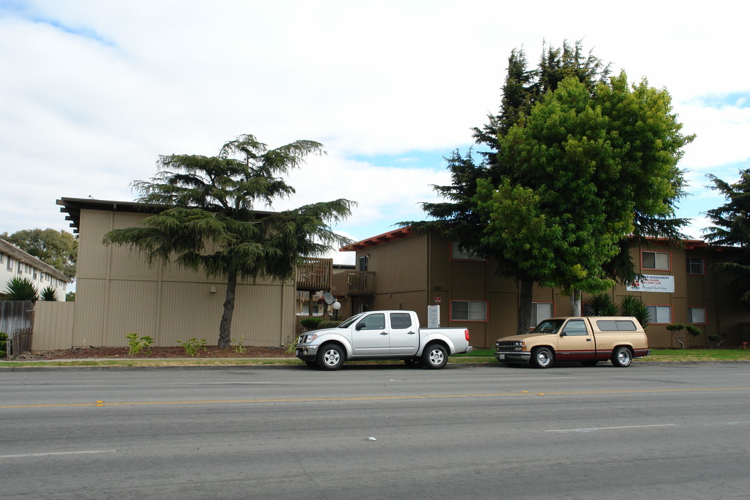 Claremont Apartments in Salinas, CA - Building Photo